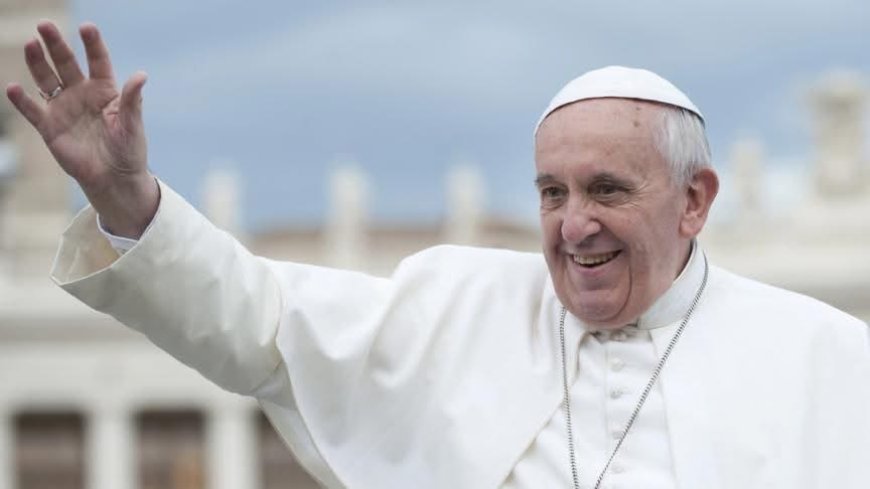 Monde: le Pape François dans un état critique