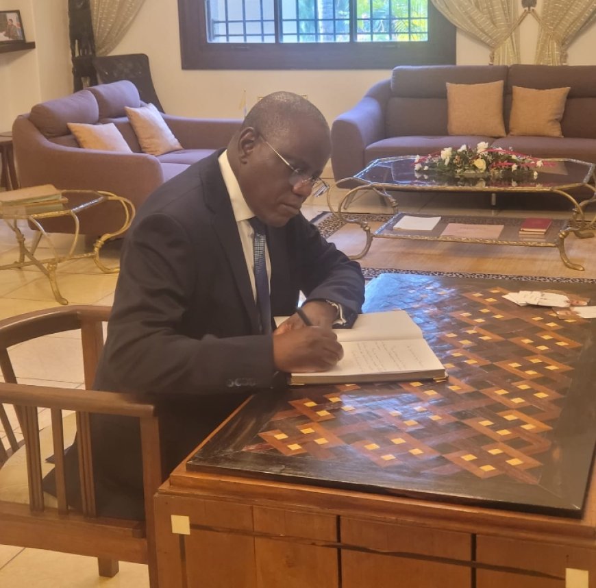 Décès du pape François : Aubin Minaku rend hommage et signe le livre de condoléances à la nonciature apostolique